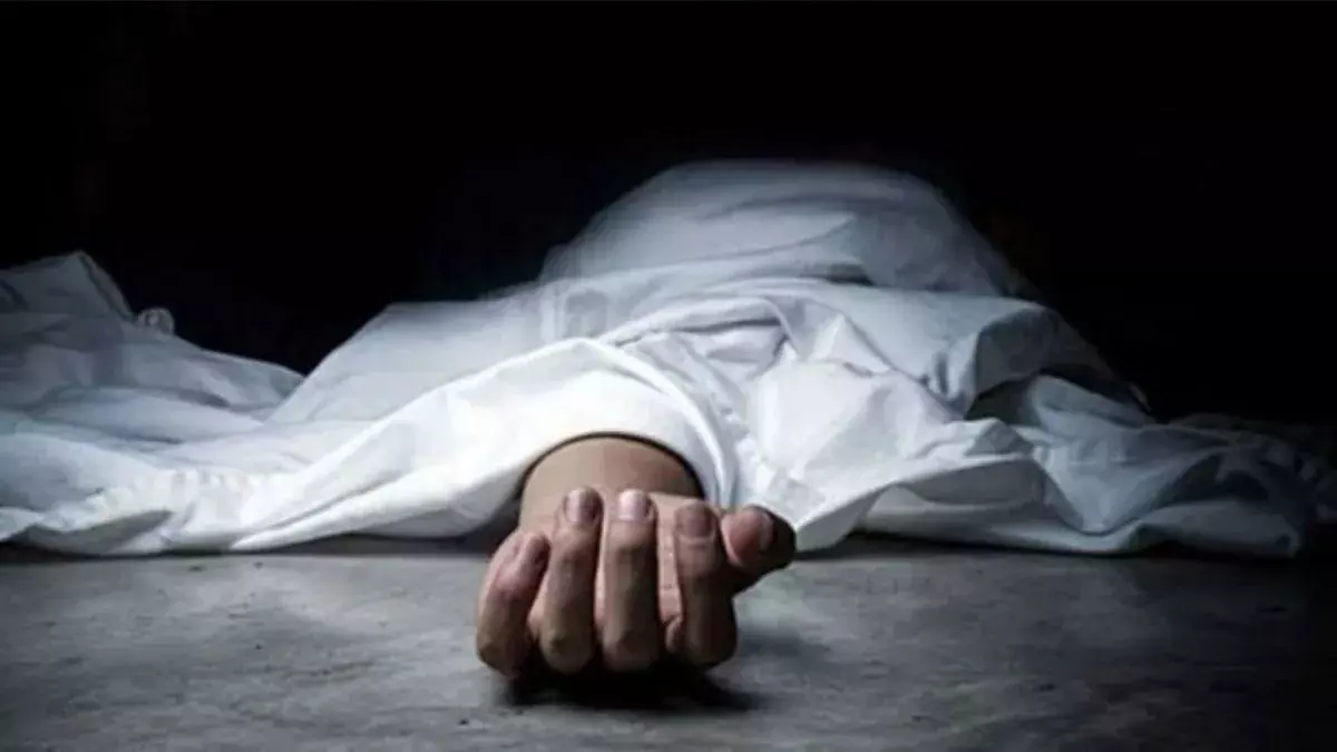 CG News : माता-पिता रातभर कमरे में रहे कैद, सुबह हॉल में मृत मिली युवती, पुलिस जांच में जुटी CG News : माता-पिता रातभर कमरे में रहे कैद, सुबह हॉल में मृत मिली युवती, पुलिस जांच में जुटी