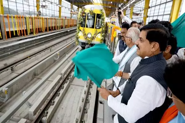 MP News : इंदौर मेट्रो के दूसरे चरण की शुरुआत, CM मोहन यादव ने दिखाई हरी झंडी; अब 17 किमी रूट पर दौड़ेगी मेट्रो MP News : इंदौर मेट्रो के दूसरे चरण की शुरुआत, CM मोहन यादव ने दिखाई हरी झंडी; अब 17 किमी रूट पर दौड़ेगी मेट्रो
