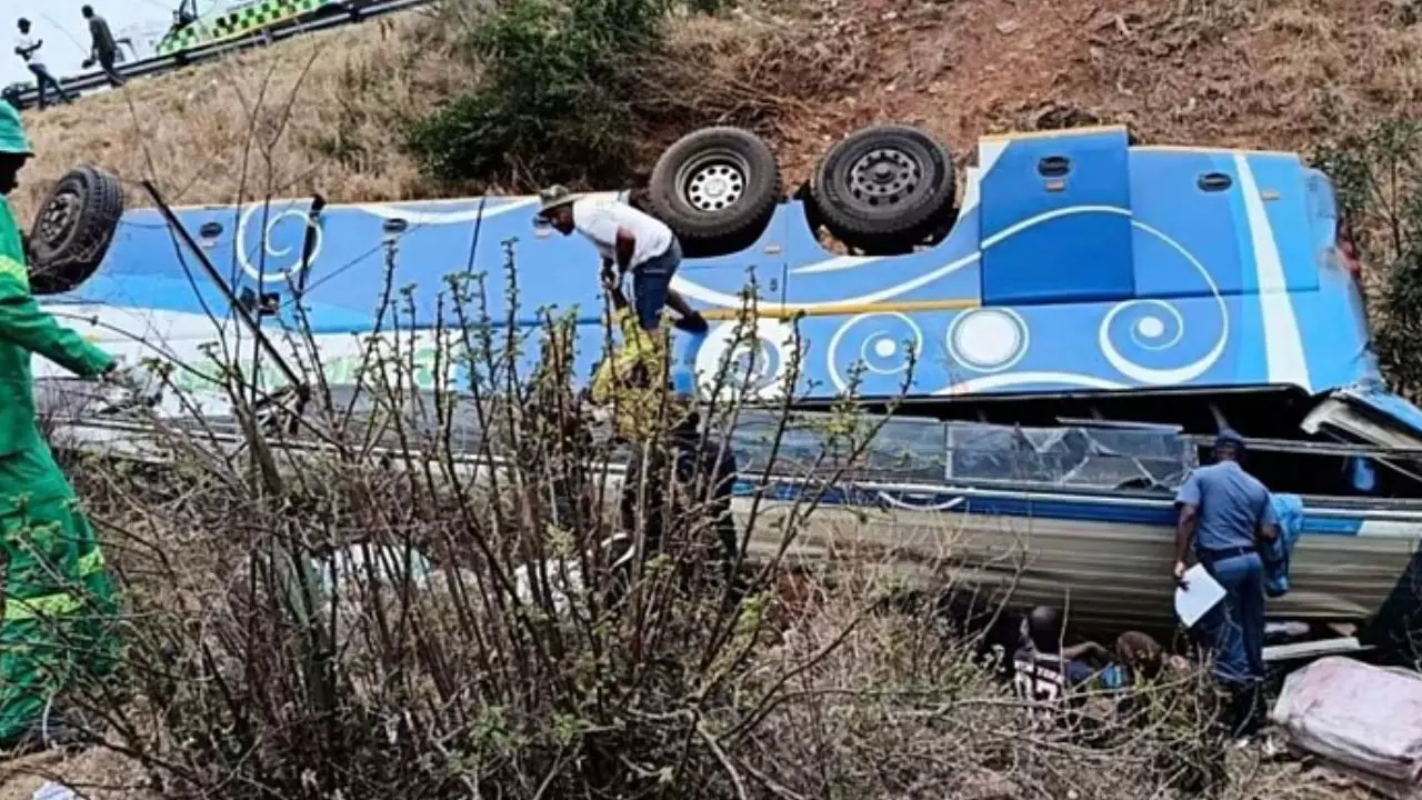Cape Verde Bus Accident : फोगो द्वीप पर खाई में गिरी यात्री बस, 25 लोगों की मौत; कई घायल Cape Verde Bus Accident : फोगो द्वीप पर खाई में गिरी यात्री बस, 25 लोगों की मौत; कई घायल