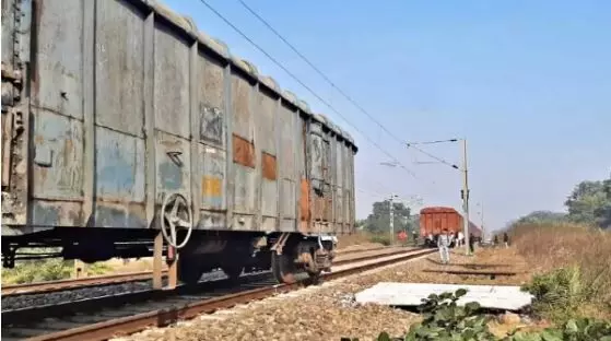 Janjgir-Naila Railway Station: प्लेटफॉर्म पर अचानक दो हिस्सों में बंटकर चलने लगी मालगाड़ी, मचा हड़कंप Janjgir-Naila Railway Station: प्लेटफॉर्म पर अचानक दो हिस्सों में बंटकर चलने लगी मालगाड़ी, मचा हड़कंप