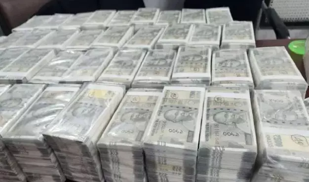 Currency Chest Fake Note Case : सहारनपुर में 17 करोड़ के जाली नोट मिलने से मचा हड़कंप, FIR के बाद 4 बैंक कर्मचारियों के फोन बंद Currency Chest Fake Note Case : सहारनपुर में 17 करोड़ के जाली नोट मिलने से मचा हड़कंप, FIR के बाद 4 बैंक कर्मचारियों के फोन बंद