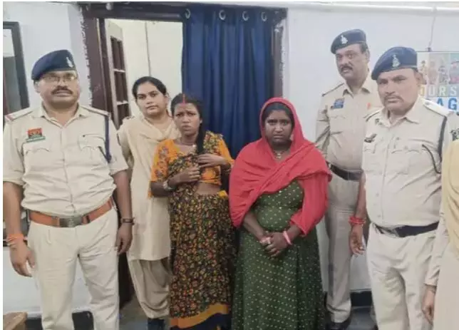 Bilaspur News: ट्रेनों में चोरी करने वाली 2 महिला चोर गिरफ्तार, GRP ने गांव में घेराबंदी कर पकड़ा, लाखों के सोने के जेवर बरामद Bilaspur News: ट्रेनों में चोरी करने वाली 2 महिला चोर गिरफ्तार, GRP ने गांव में घेराबंदी कर पकड़ा, लाखों के सोने के जेवर बरामद