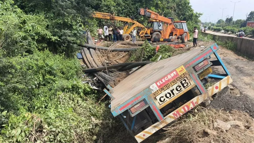 Jharkhand Accident : चुट्टूपालू घाटी में फिर दर्दनाक हादसा, सरिया लदा ट्रेलर गड्ढे में गिरा, 2 की मौत Jharkhand Accident : चुट्टूपालू घाटी में फिर दर्दनाक हादसा, सरिया लदा ट्रेलर गड्ढे में गिरा, 2 की मौत