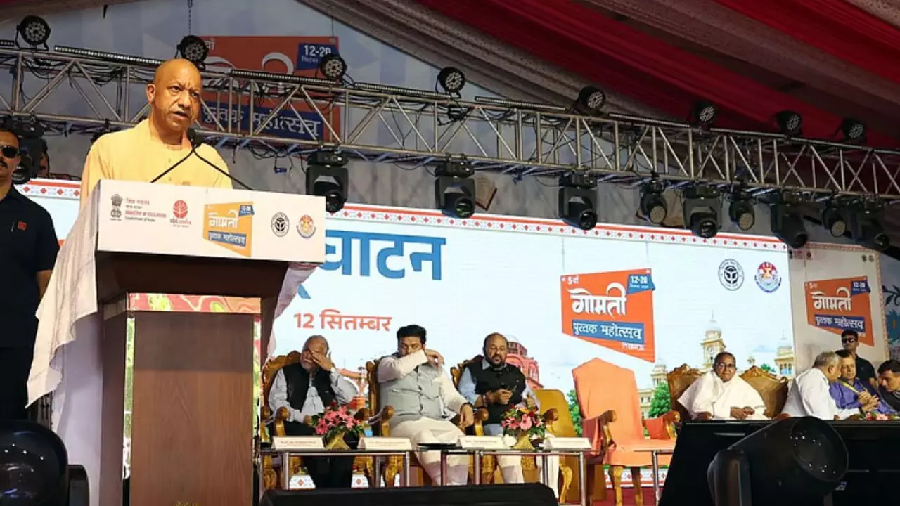 Gomti Book Festival 2026 : CM योगी ने युवाओं को बांटी ‘एग्जाम वॉरियर्स’, बोले- स्क्रीन दुनिया दिखाती है, किताबें समझने की ताकत देती हैं Gomti Book Festival 2026 : CM योगी ने युवाओं को बांटी ‘एग्जाम वॉरियर्स’, बोले- स्क्रीन दुनिया दिखाती है, किताबें समझने की ताकत देती हैं