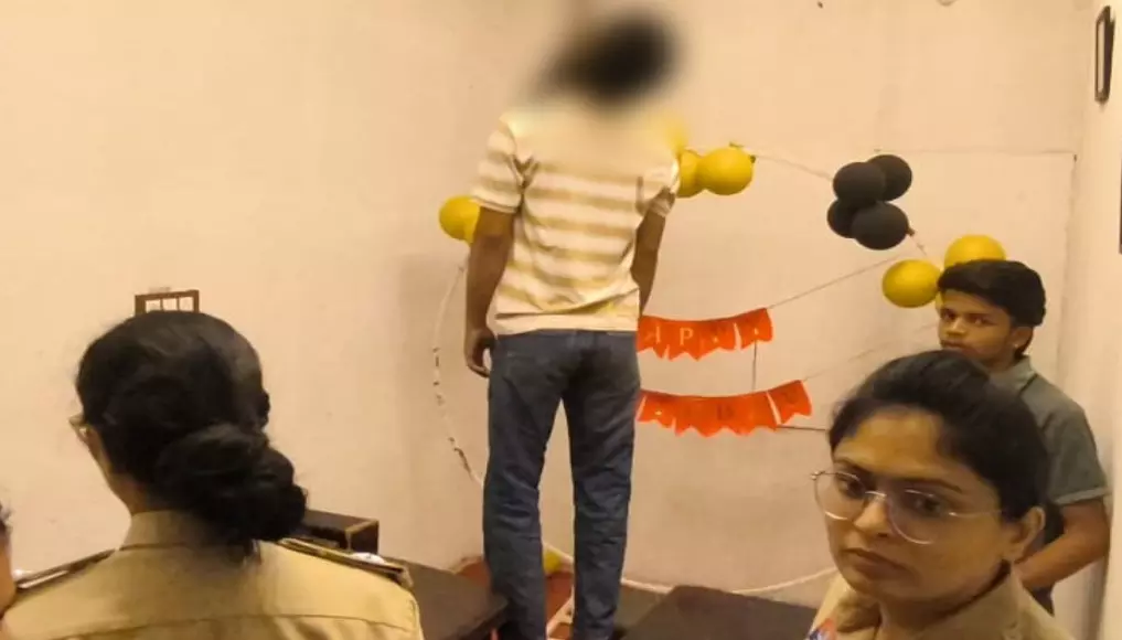 CG News : कैफे खुलते ही दिखा खौफनाक मंजर, कर्मचारी की फांसी पर लटकी मिली लाश CG News : कैफे खुलते ही दिखा खौफनाक मंजर, कर्मचारी की फांसी पर लटकी मिली लाश