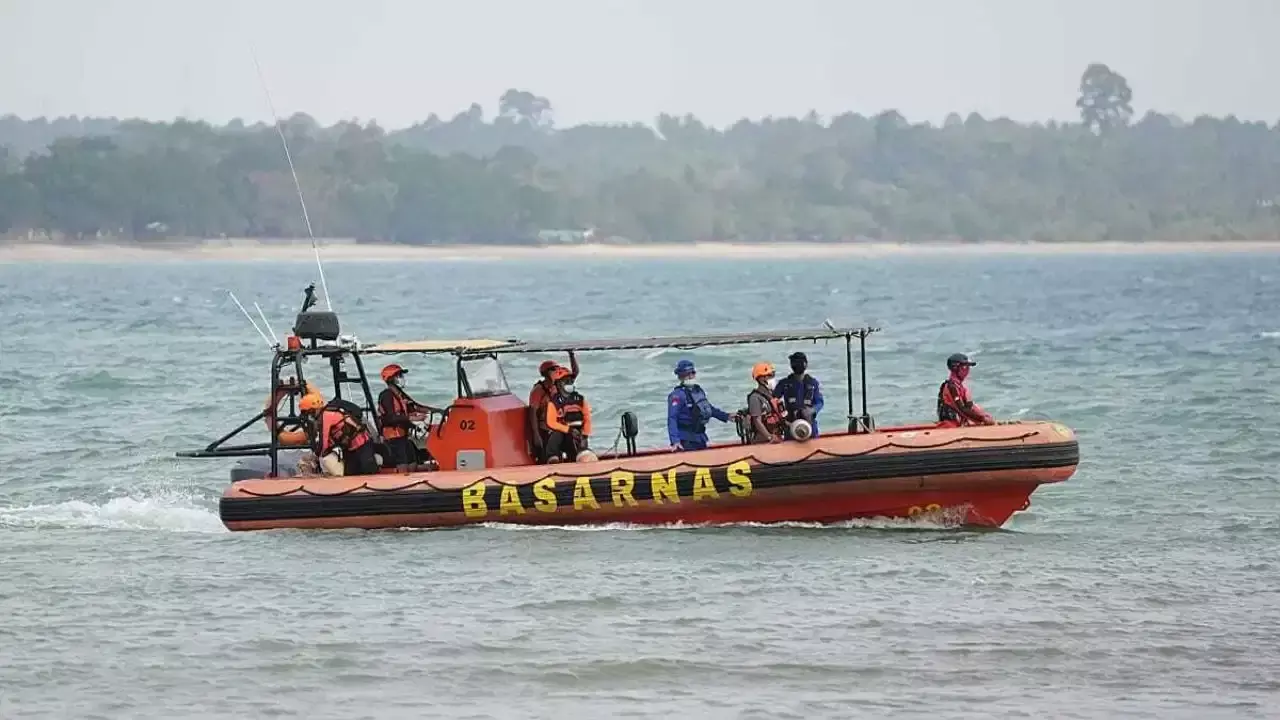 Indonesia Ferry Accident : जावा सागर में 243 यात्रियों वाला जहाज लापता, 6 की मौत; 97 लोगों को बचाया गया Indonesia Ferry Accident : जावा सागर में 243 यात्रियों वाला जहाज लापता, 6 की मौत; 97 लोगों को बचाया गया