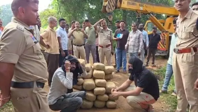 CG Crime : पुलिस की बड़ी कार्रवाई, स्कॉर्पियो से 138 किलो गांजा बरामद, दो तस्कर गिरफ्तार CG Crime : पुलिस की बड़ी कार्रवाई, स्कॉर्पियो से 138 किलो गांजा बरामद, दो तस्कर गिरफ्तार