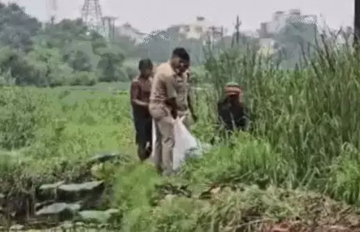 Raipur Crime News: रायपुर में गर्लफ्रेंड को पेट्रोल डालकर जिंदा जलाया, फरार आरोपी की तलाश में CCTV फुटेज खंगाल रही पुलिस Raipur Crime News: रायपुर में गर्लफ्रेंड को पेट्रोल डालकर जिंदा जलाया, फरार आरोपी की तलाश में CCTV फुटेज खंगाल रही पुलिस