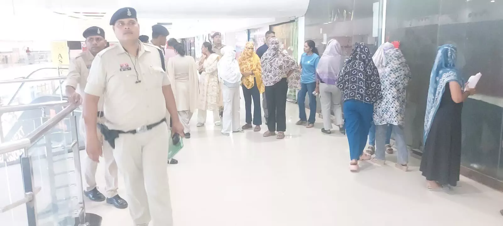 CG News : बिजली-पानी कटने के बाद भी स्पा सेंटर में थी हलचल, पुलिस ने की बड़ी कार्रवाई CG News : बिजली-पानी कटने के बाद भी स्पा सेंटर में थी हलचल, पुलिस ने की बड़ी कार्रवाई