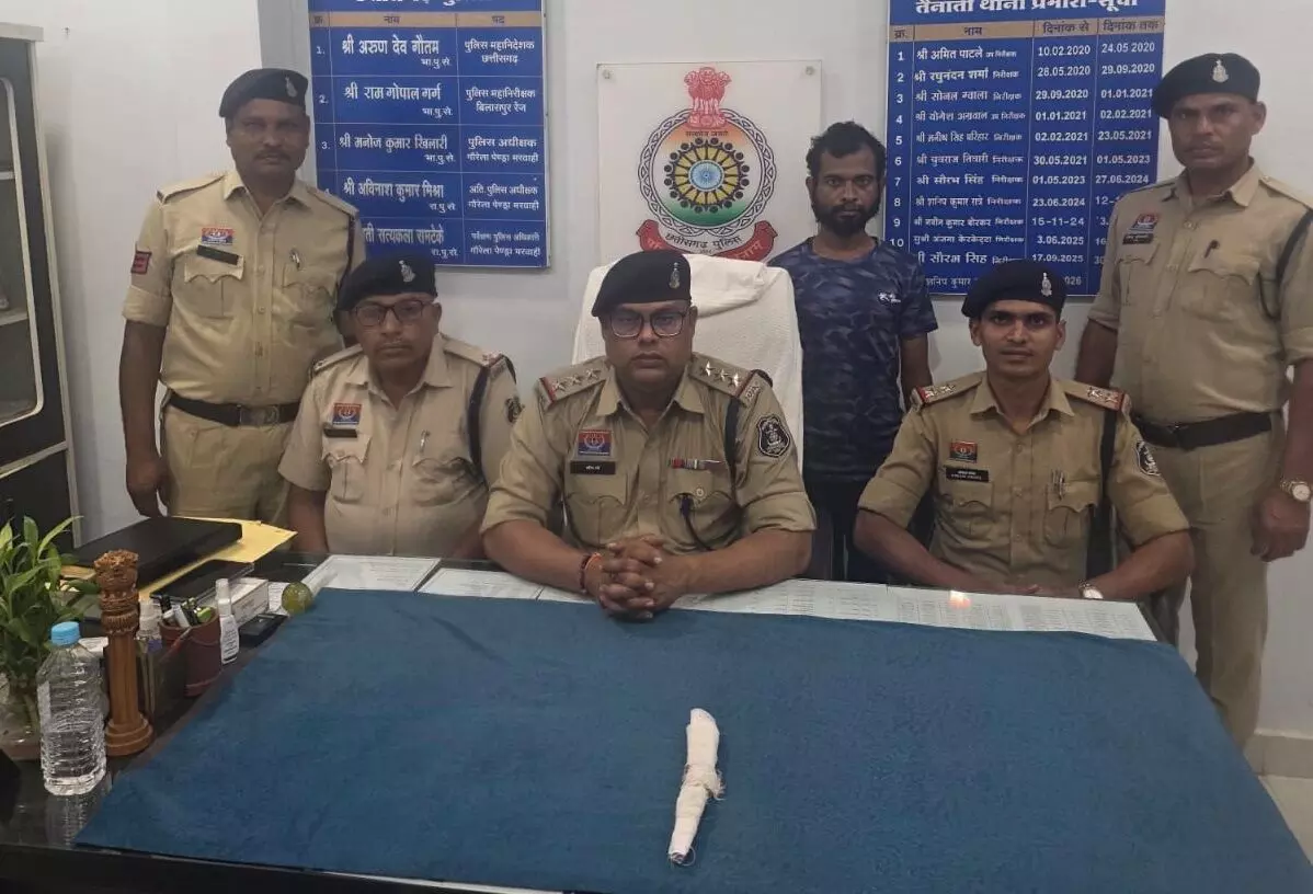 CG Crime : पत्नी को प्रेमी के साथ देख भड़का पति, चाकू से गला रेतकर की हत्या, आरोपी गिरफ्तार CG Crime : पत्नी को प्रेमी के साथ देख भड़का पति, चाकू से गला रेतकर की हत्या, आरोपी गिरफ्तार