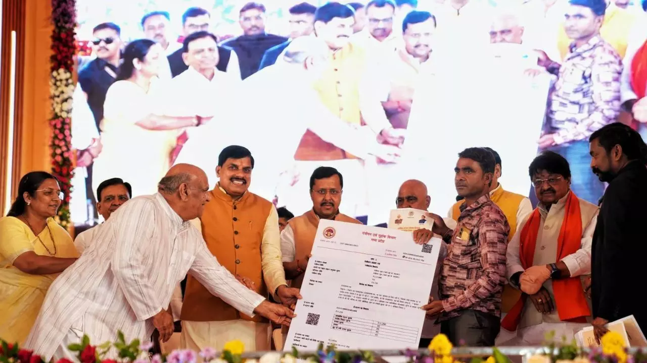 MP Swamitva Yojana : 50 लाख ग्रामीण संपत्तियों की फ्री रजिस्ट्री शुरू, CM डॉ. मोहन यादव और नितिन नवीन ने किया शुभारंभ MP Swamitva Yojana : 50 लाख ग्रामीण संपत्तियों की फ्री रजिस्ट्री शुरू, CM डॉ. मोहन यादव और नितिन नवीन ने किया शुभारंभ