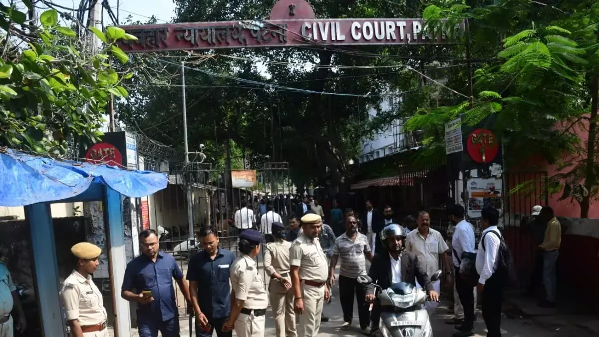 पटना सिविल कोर्ट में बम की धमकी से हड़कंप, खाली कराया गया पूरा परिसर, बम स्क्वॉड और डॉग स्क्वॉड मौके पर पटना सिविल कोर्ट में बम की धमकी से हड़कंप, खाली कराया गया पूरा परिसर, बम स्क्वॉड और डॉग स्क्वॉड मौके पर