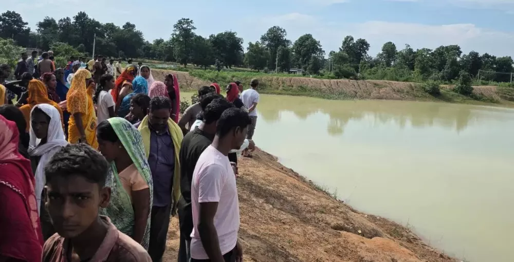 CG News : नहाने गई तीन मासूम बच्चियां तालाब में डूबी, एक-एक कर मिले तीनों शव, गांव में पसरा मातम CG News : नहाने गई तीन मासूम बच्चियां तालाब में डूबी, एक-एक कर मिले तीनों शव, गांव में पसरा मातम
