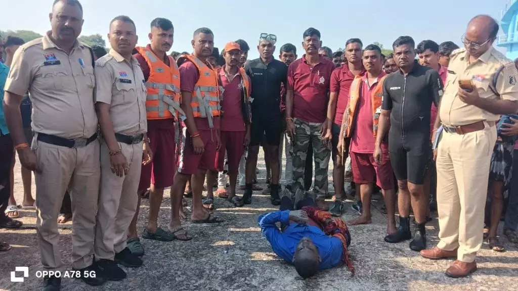 CG News : खारून नदी पार करना पड़ा भारी, तेज बहाव में बाइक समेत गिरा युवक, रेस्क्यू के बाद मिला शव CG News : खारून नदी पार करना पड़ा भारी, तेज बहाव में बाइक समेत गिरा युवक, रेस्क्यू के बाद मिला शव