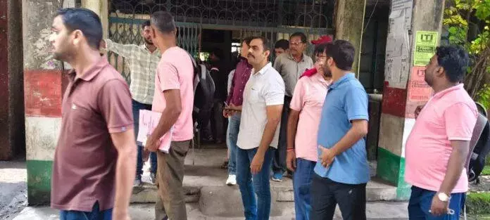 Jharkhand News : रिटायर्ड कर्मचारी से रिश्वत लेते CCL के दो क्लर्क गिरफ्तार, 18 हजार की रकम के साथ CBI ने दबोचा Jharkhand News : रिटायर्ड कर्मचारी से रिश्वत लेते CCL के दो क्लर्क गिरफ्तार, 18 हजार की रकम के साथ CBI ने दबोचा