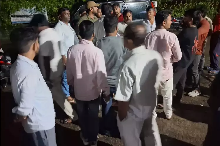 Jharkhand Crime : बारिश के बीच घर में घुसे हमलावर, रिटायर्ड DVC कर्मी दंपती की गोली मारकर हत्या, बेटा घायल Jharkhand Crime : बारिश के बीच घर में घुसे हमलावर, रिटायर्ड DVC कर्मी दंपती की गोली मारकर हत्या, बेटा घायल