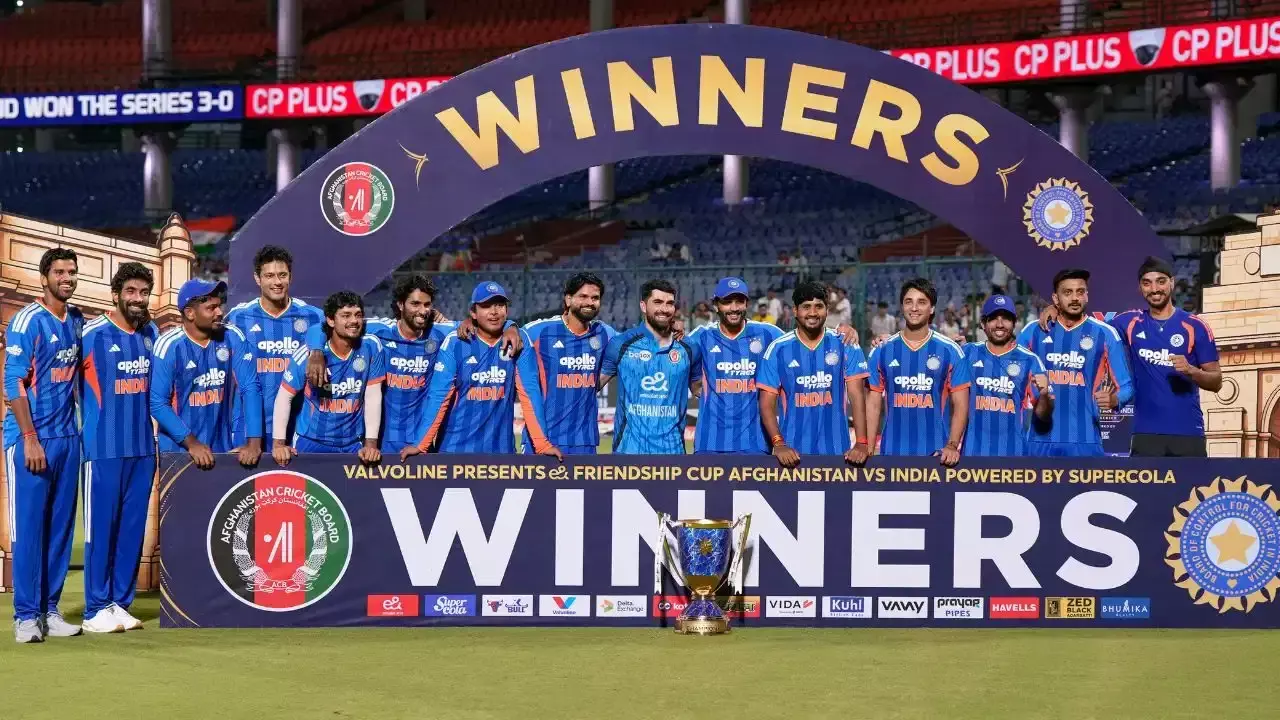 IND vs AFG T20 : भारत की जीत के बाद दिल जीत गए कप्तान अय्यर, अफगान कप्तान को ट्रॉफी सेलिब्रेशन में किया शामिल - VIDEO IND vs AFG T20 : भारत की जीत के बाद दिल जीत गए कप्तान अय्यर, अफगान कप्तान को ट्रॉफी सेलिब्रेशन में किया शामिल - VIDEO