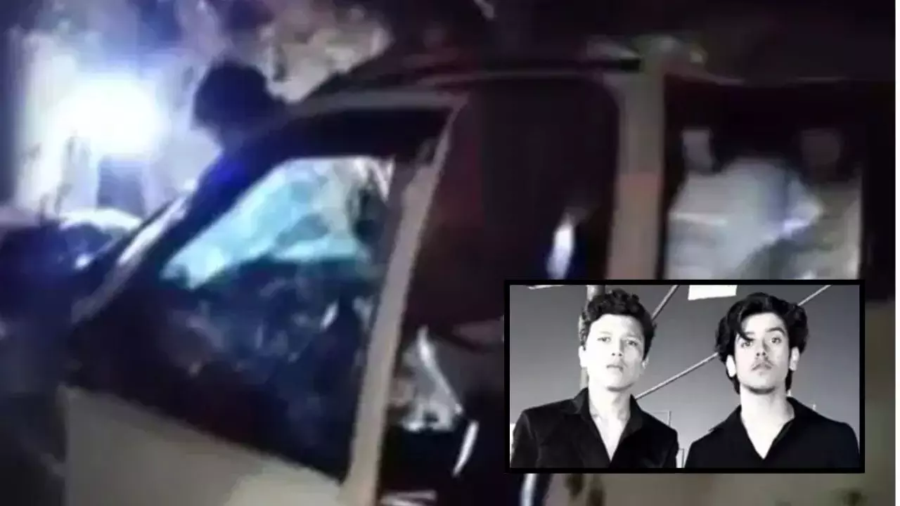 Kannauj Road Accident: रील बनाने के चक्कर में गई दो दोस्तों की जान, तेज रफ्तार कार पोल से टकराकर पेड़ में घुसी Kannauj Road Accident: रील बनाने के चक्कर में गई दो दोस्तों की जान, तेज रफ्तार कार पोल से टकराकर पेड़ में घुसी