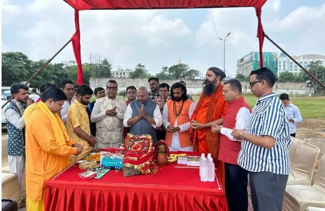 Asian News Raas Garba 2026: में सजेगा भक्ति और संस्कृति का महामंच: वैदिक मंत्रोच्चार के साथ हुआ एशियन न्यूज के ‘रास गरबा 2026’ का भूमिपूजन, वीआईपी रोड स्थित रामबाग में मचेगी धूम! Asian News Raas Garba 2026: में सजेगा भक्ति और संस्कृति का महामंच: वैदिक मंत्रोच्चार के साथ हुआ एशियन न्यूज के ‘रास गरबा 2026’ का भूमिपूजन, वीआईपी रोड स्थित रामबाग में मचेगी धूम!