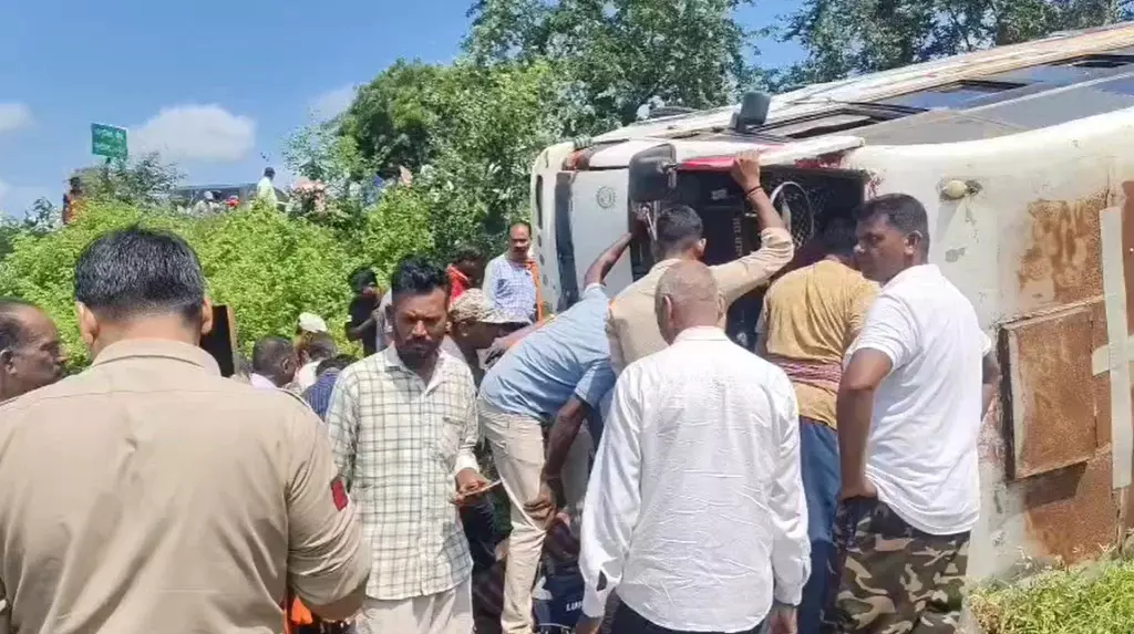 CG Accident : कर्मचारियों से भरी बस करहीभदर के पास पलटी, एक की मौत, 20 से ज्यादा घायल CG Accident : कर्मचारियों से भरी बस करहीभदर के पास पलटी, एक की मौत, 20 से ज्यादा घायल