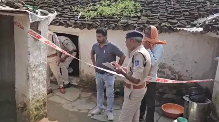 MP Crime : पिता ने पत्नी और तीन मासूम बच्चों की कुल्हाड़ी से की हत्या, चार मौतों से दहला क्षेत्र MP Crime : पिता ने पत्नी और तीन मासूम बच्चों की कुल्हाड़ी से की हत्या, चार मौतों से दहला क्षेत्र