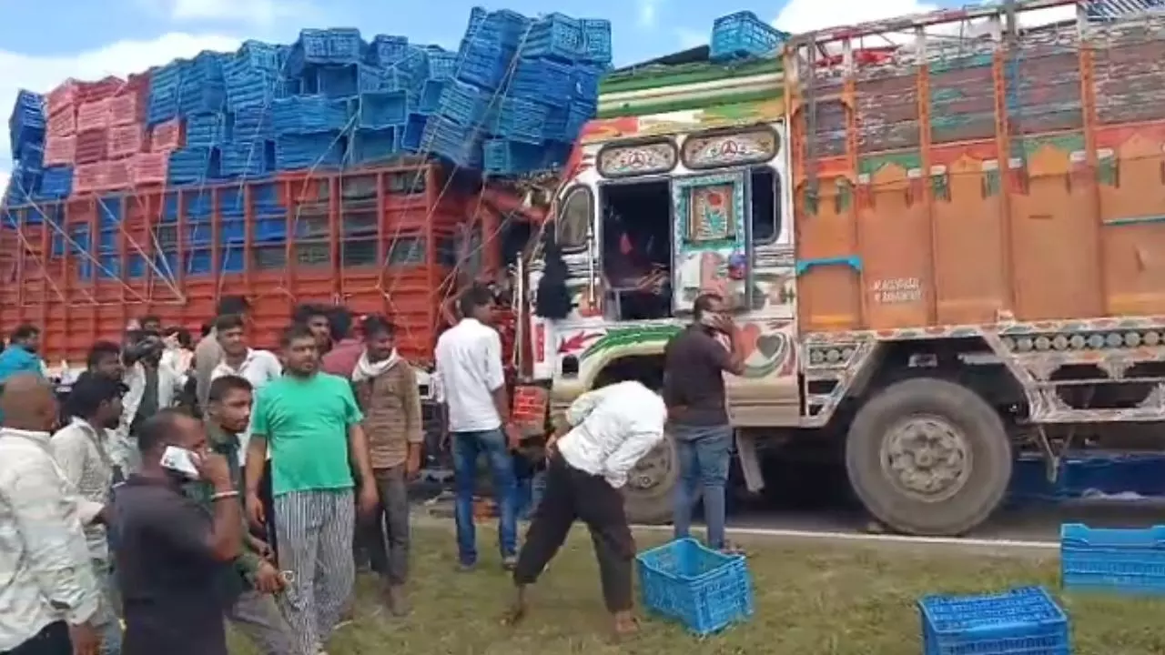 MP Accident : नैनावद के पास NH पर बड़ा हादसा, आमने-सामने भिड़े दो ट्रक; एक चालक की मौत MP Accident : नैनावद के पास NH पर बड़ा हादसा, आमने-सामने भिड़े दो ट्रक; एक चालक की मौत