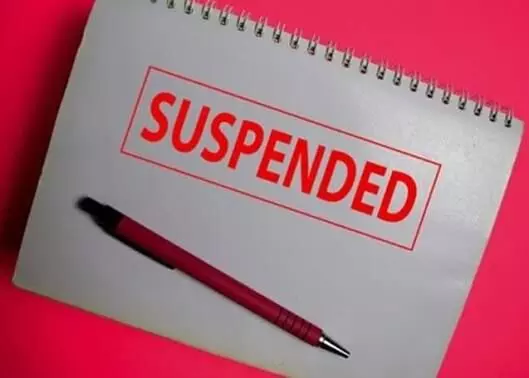 Teacher Suspended : शराब तस्करी के आरोप में पकड़े गए सहायक शिक्षक पर गिरी गाज, DEO ने किया निलंबित Teacher Suspended : शराब तस्करी के आरोप में पकड़े गए सहायक शिक्षक पर गिरी गाज, DEO ने किया निलंबित