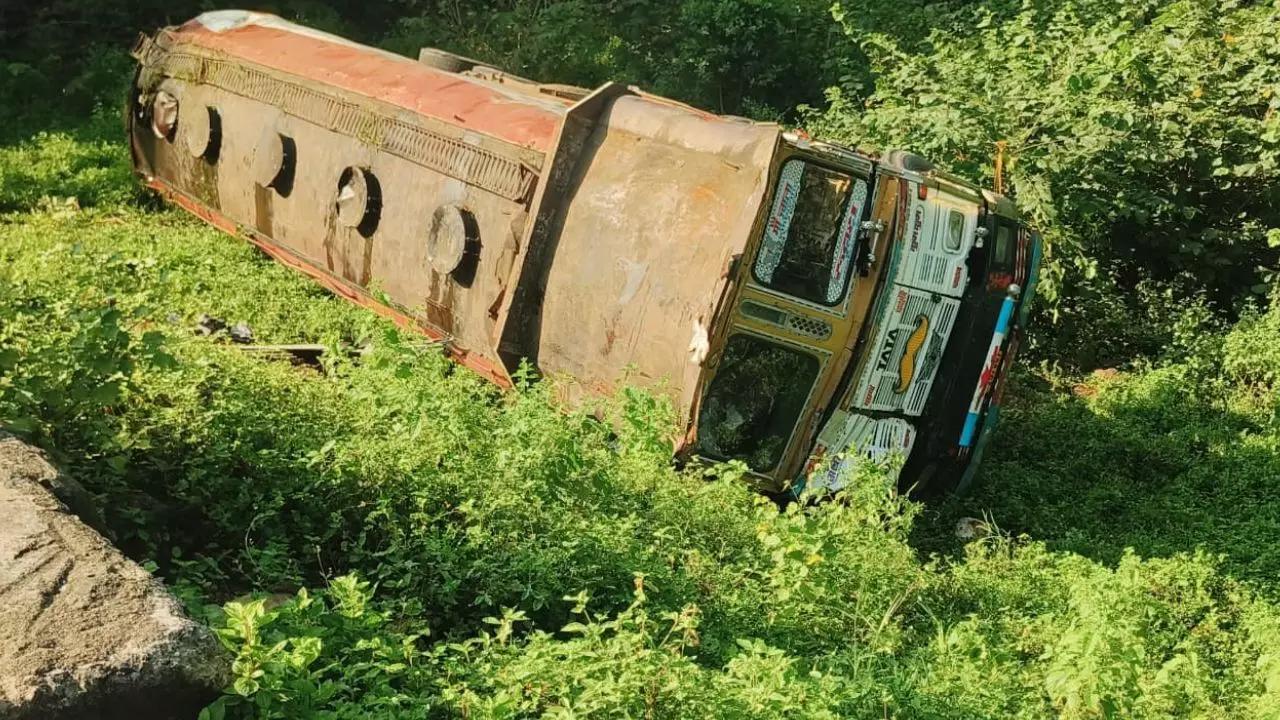 MP : सीहोर में दर्दनाक हादसा: देलावड़ी घाट पर तेल से भरा ट्रक पलटा, चालक की मौत MP : सीहोर में दर्दनाक हादसा: देलावड़ी घाट पर तेल से भरा ट्रक पलटा, चालक की मौत