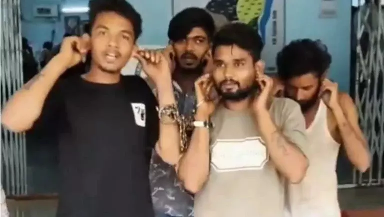 CG Crime : युवक को घर से जबरन ले जाकर मारपीट, 4 आरोपी गिरफ्तार, पुलिस ने निकाला जुलूस CG Crime : युवक को घर से जबरन ले जाकर मारपीट, 4 आरोपी गिरफ्तार, पुलिस ने निकाला जुलूस