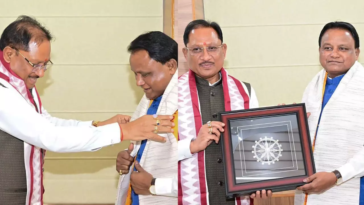 CG News : ओडिशा के CM मोहन चरण माझी से मिले विष्णुदेव साय, आपसी सहयोग और विकास पर हुई चर्चा CG News : ओडिशा के CM मोहन चरण माझी से मिले विष्णुदेव साय, आपसी सहयोग और विकास पर हुई चर्चा
