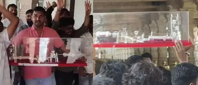 सांवलिया सेठ को चढ़ाया 1.2 किलो चांदी का सीमेंट प्लांट, 40 KM पैदल चलकर मंदिर पहुंचा कारोबारी सांवलिया सेठ को चढ़ाया 1.2 किलो चांदी का सीमेंट प्लांट, 40 KM पैदल चलकर मंदिर पहुंचा कारोबारी