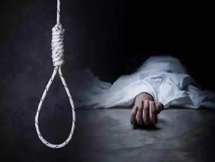 UP Crime : दरोगा से वीडियो कॉल पर हुई आखिरी बातचीत, कुछ देर बाद फंदे पर मिली अधिवक्ता पत्नी, जांच में जुटी पुलिस UP Crime : दरोगा से वीडियो कॉल पर हुई आखिरी बातचीत, कुछ देर बाद फंदे पर मिली अधिवक्ता पत्नी, जांच में जुटी पुलिस