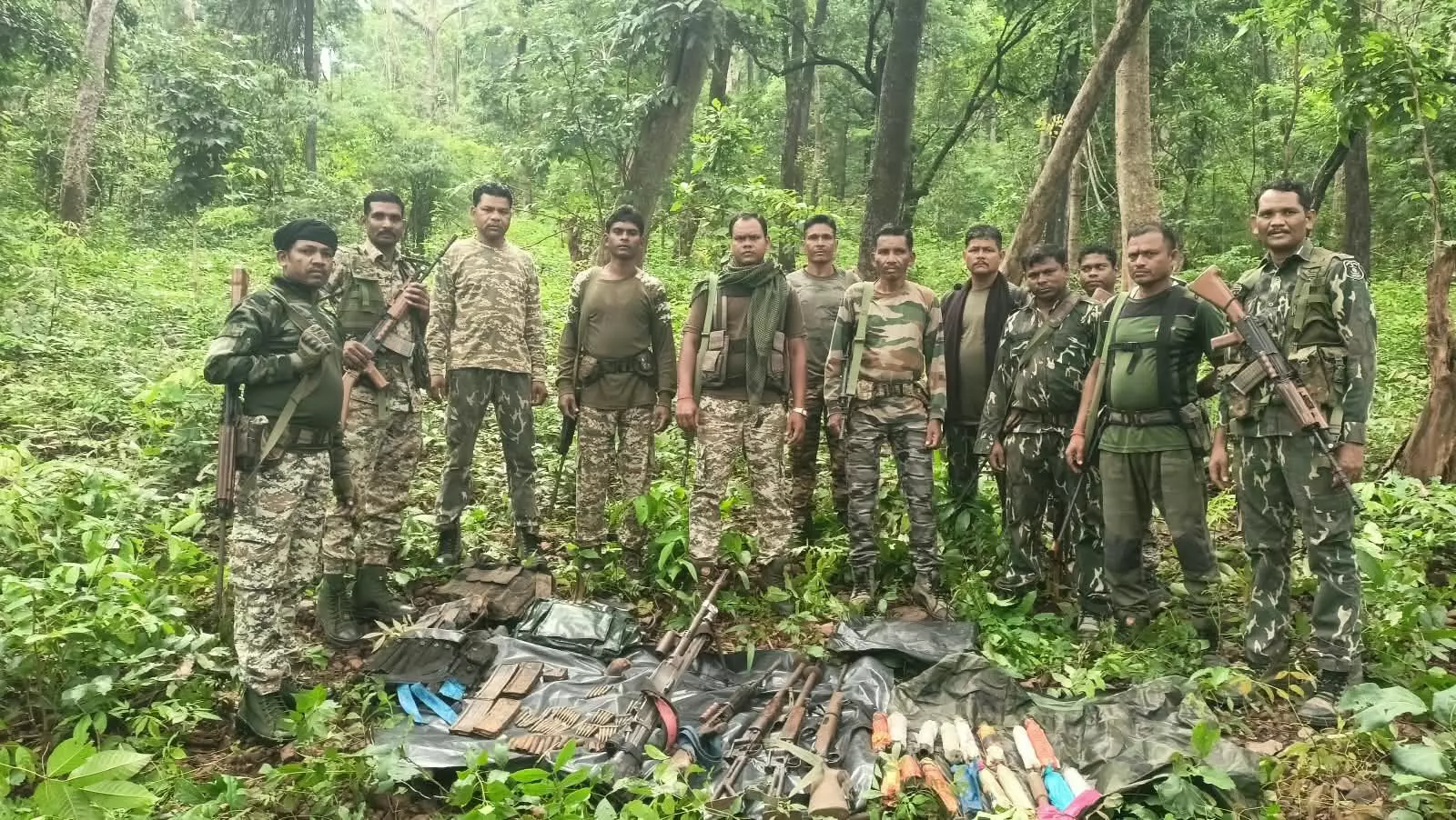 CG News : बीजापुर में नक्सली डंप का खुलासा, SLR/LMG समेत हथियार और भारी मात्रा में गोला-बारूद बरामद CG News : बीजापुर में नक्सली डंप का खुलासा, SLR/LMG समेत हथियार और भारी मात्रा में गोला-बारूद बरामद