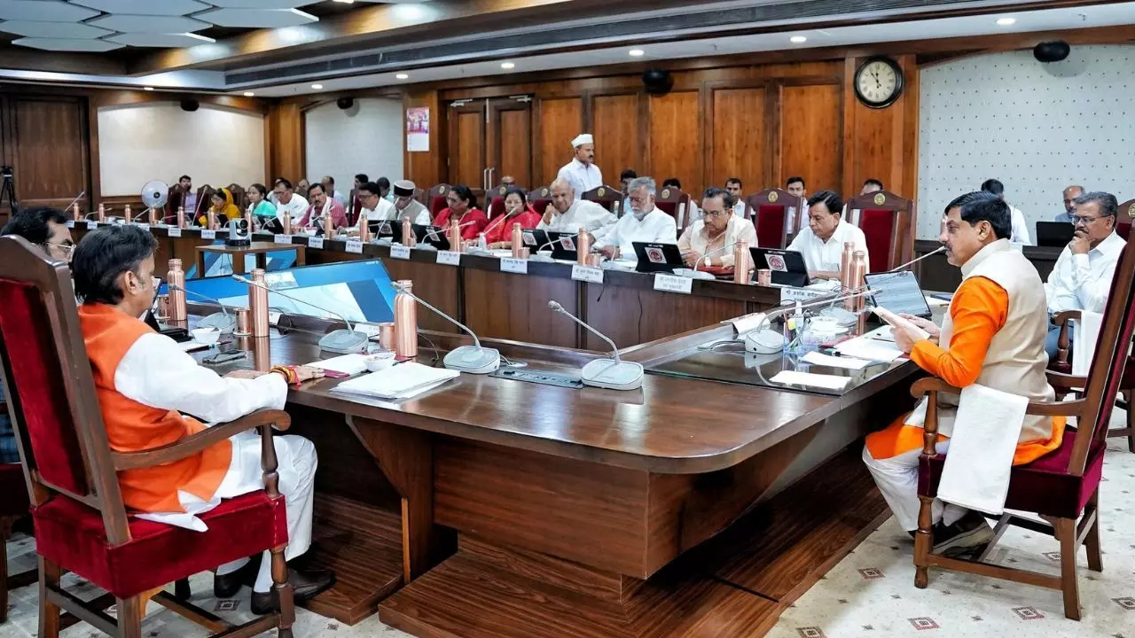 MP Cabinet : मोहन कैबिनेट के बड़े फैसले : 2800 MW बिजली खरीदेगी सरकार, 9061 करोड़ की विकास योजनाओं के साथ इन प्रस्तावों को मिली मंजूरी MP Cabinet : मोहन कैबिनेट के बड़े फैसले : 2800 MW बिजली खरीदेगी सरकार, 9061 करोड़ की विकास योजनाओं के साथ इन प्रस्तावों को मिली मंजूरी