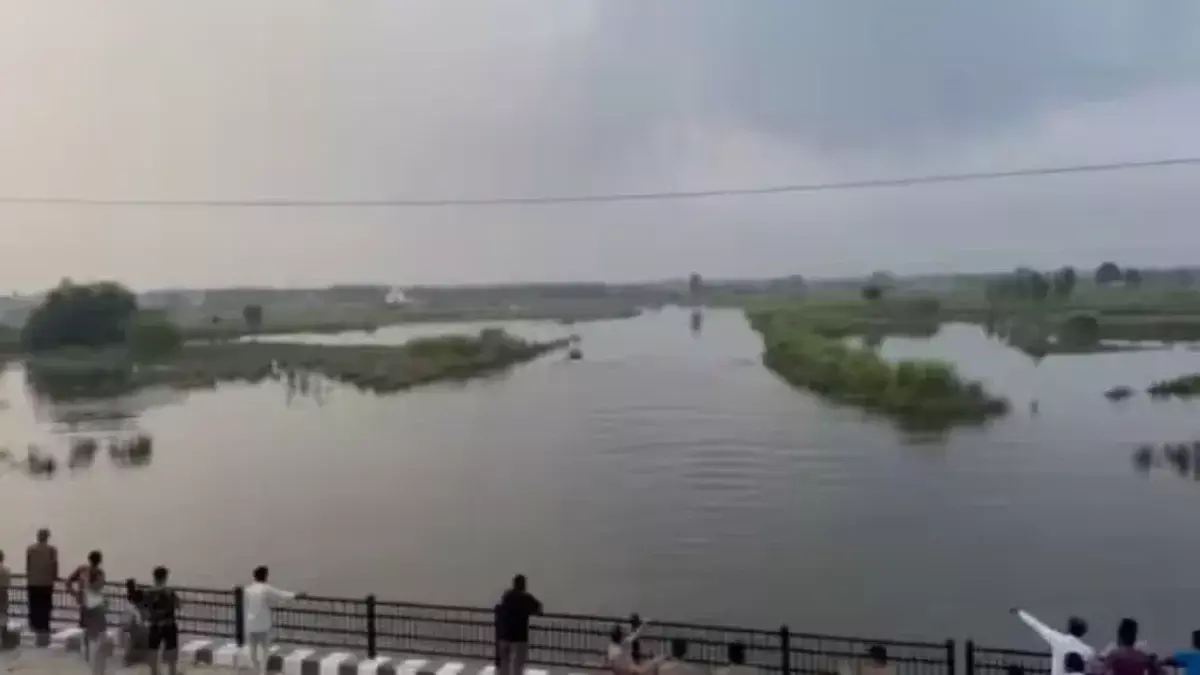 UP News : गणेश विसर्जन के दौरान बड़ा हादसा, सई नदी में डूबे तीन युवक, मौत UP News : गणेश विसर्जन के दौरान बड़ा हादसा, सई नदी में डूबे तीन युवक, मौत