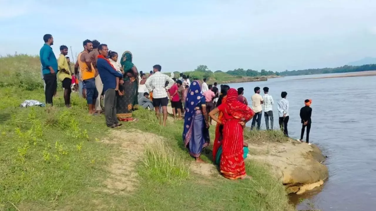 Jharkhand : करमा पूजा की खुशियां मातम में बदलीं, कोयल नदी में डूबे 5 बच्चे, 4 की मौत, एक की तलाश जारी Jharkhand : करमा पूजा की खुशियां मातम में बदलीं, कोयल नदी में डूबे 5 बच्चे, 4 की मौत, एक की तलाश जारी