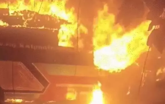 Noida Yamuna Expressway Bus Fire: AC बस में आग लगी, 9 जिंदा जले, कूदकर बचाई जान Noida Yamuna Expressway Bus Fire: AC बस में आग लगी, 9 जिंदा जले, कूदकर बचाई जान