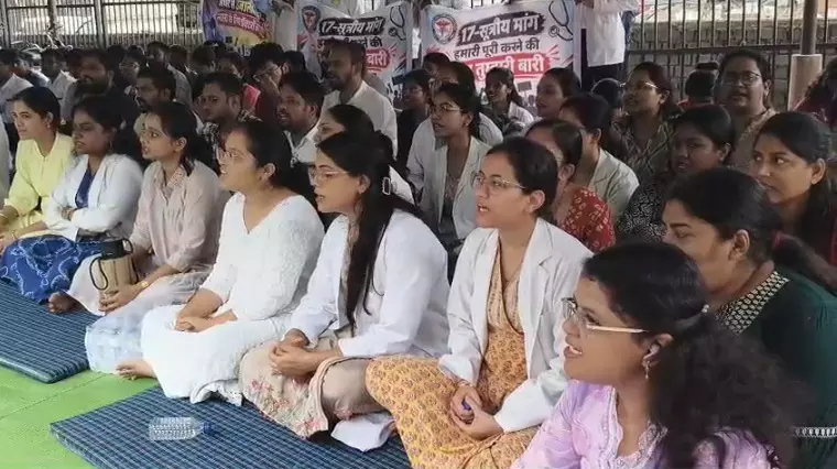 CG News : कल से जूनियर डाक्टरों की हड़ताल, ओपीडी बहिष्कार का ऐलान, जानें किस मांग पर अड़े हैं जूडो CG News : कल से जूनियर डाक्टरों की हड़ताल, ओपीडी बहिष्कार का ऐलान, जानें किस मांग पर अड़े हैं जूडो