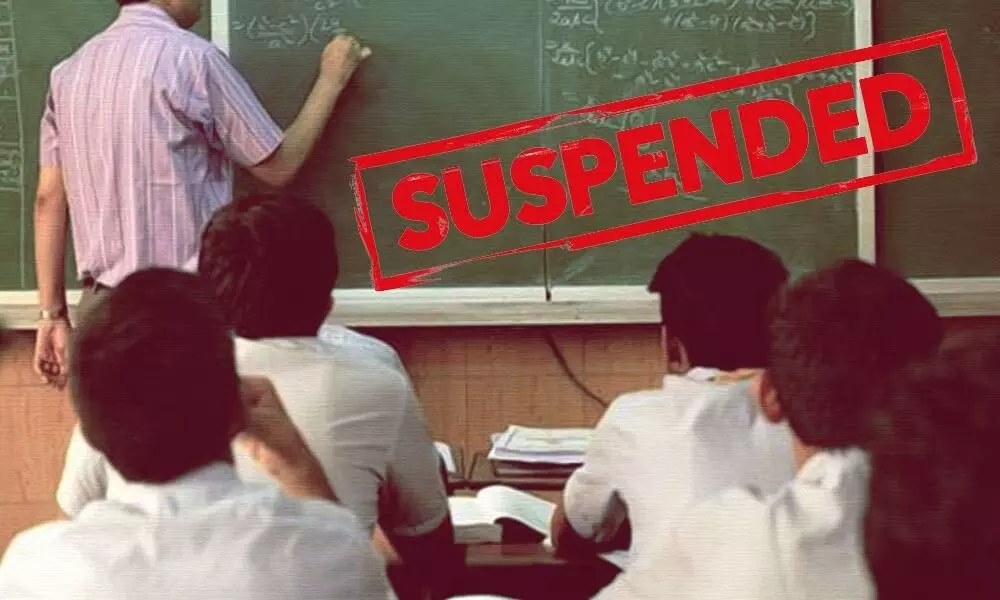 Teacher Suspended : शराब के नशे में स्कूल पहुंचे दो शिक्षक निलंबित, एक पर शिक्षिका से बदसलूकी का आरोप Teacher Suspended : शराब के नशे में स्कूल पहुंचे दो शिक्षक निलंबित, एक पर शिक्षिका से बदसलूकी का आरोप