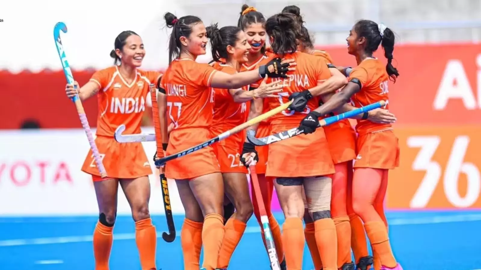 एशियन गेम्स में भारतीय महिला हॉकी टीम का जलवा: जापान को 3-1 से हराकर सेमीफाइनल में बनाई जगह, अब गोल्ड से एक जीत दूर एशियन गेम्स में भारतीय महिला हॉकी टीम का जलवा: जापान को 3-1 से हराकर सेमीफाइनल में बनाई जगह, अब गोल्ड से एक जीत दूर