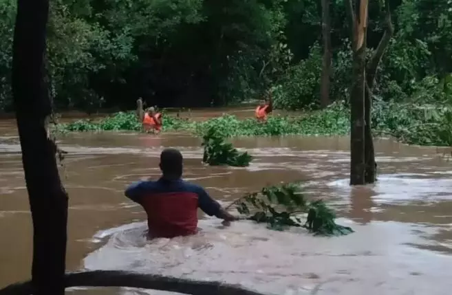 Bastar Heavy Rain: बस्तर में बारिश से बिगड़े हालात, इंद्रावती-शबरी नदी उफान पर.. स्कूल बंद, किरंदुल-विशाखापट्टनम ट्रेन कैंसिल, फ्लाइट भी रद्द Bastar Heavy Rain: बस्तर में बारिश से बिगड़े हालात, इंद्रावती-शबरी नदी उफान पर.. स्कूल बंद, किरंदुल-विशाखापट्टनम ट्रेन कैंसिल, फ्लाइट भी रद्द