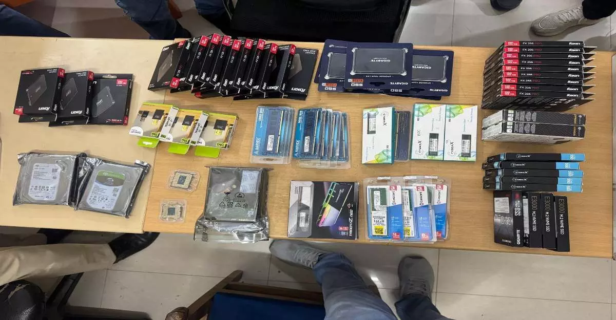 MP Crime : सॉफ्टवेयर दुकान से लाखों रूपए के सामान पार, कर्मचारी ही निकले चोर, 4 गिरफ्तार MP Crime : सॉफ्टवेयर दुकान से लाखों रूपए के सामान पार, कर्मचारी ही निकले चोर, 4 गिरफ्तार