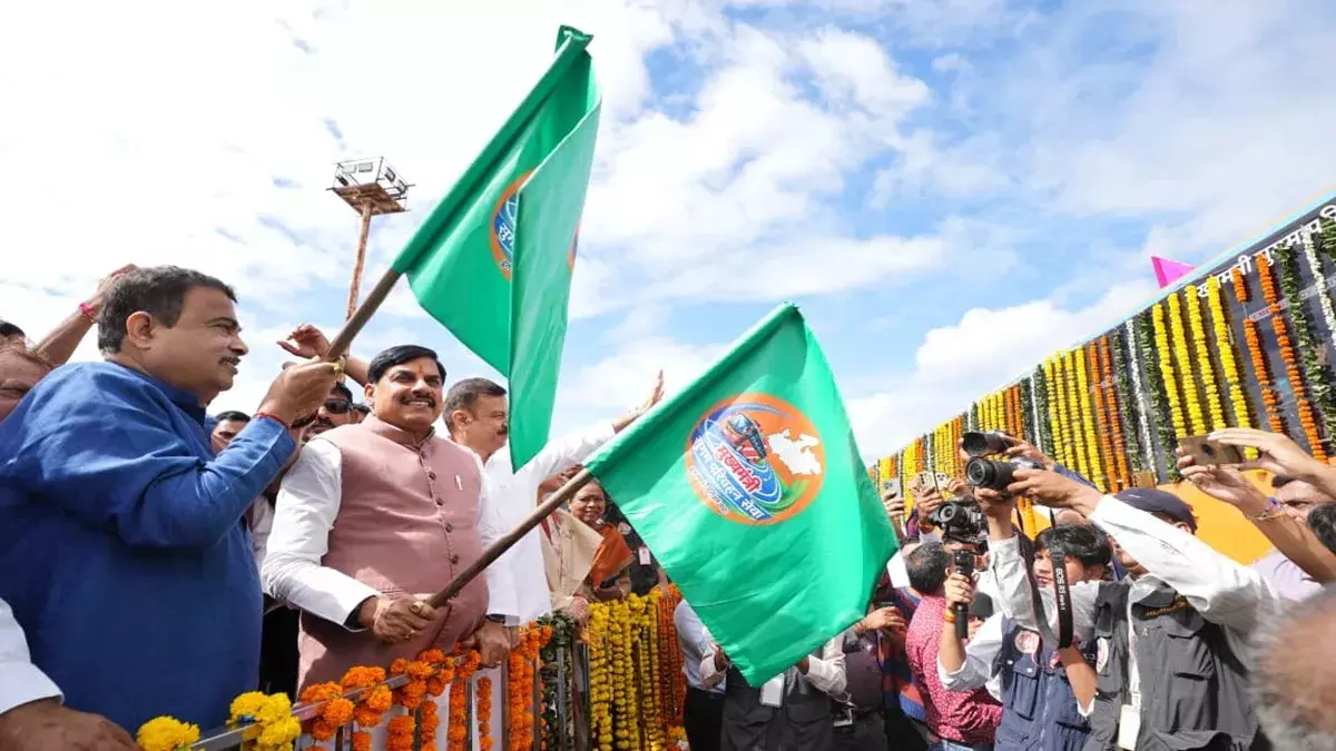 MP News : 21 साल बाद फिर दौड़ी सरकारी बसें, 7 शहरों में 351 बसों से परिवहन सेवा की शुरुआत, गडकरी-सीएम मोहन ने दिखाई हरी झंडी MP News : 21 साल बाद फिर दौड़ी सरकारी बसें, 7 शहरों में 351 बसों से परिवहन सेवा की शुरुआत, गडकरी-सीएम मोहन ने दिखाई हरी झंडी