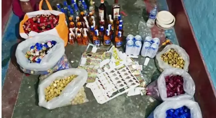 Ambikapur fake liquor: एक और शराब घोटाला, घर में बन रही थी ब्रांडेड शराब, इस कंपनी के लगाए जा रहे थे रैपर Ambikapur fake liquor: एक और शराब घोटाला, घर में बन रही थी ब्रांडेड शराब, इस कंपनी के लगाए जा रहे थे रैपर