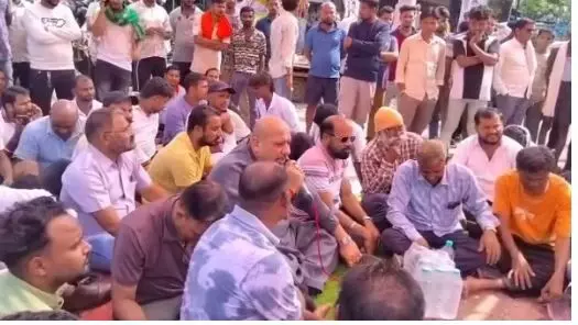 Simga Lathicharge TI Line Attach: गणेश विसर्जन के लाठीचार्ज को लेकर सिमगा में बवाल, TI धीरेंद्र दुबे लाइन अटैच Simga Lathicharge TI Line Attach: गणेश विसर्जन के लाठीचार्ज को लेकर सिमगा में बवाल, TI धीरेंद्र दुबे लाइन अटैच