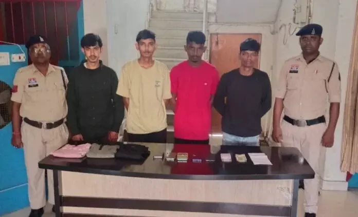 Cyber Crime : मोबाइल चोरी कर आधार की फोटो से खोला स्क्रीन लॉक, बैंक खातों से उड़ाए 2.84 लाख, 4 आरोपी गिरफ्तार Cyber Crime : मोबाइल चोरी कर आधार की फोटो से खोला स्क्रीन लॉक, बैंक खातों से उड़ाए 2.84 लाख, 4 आरोपी गिरफ्तार