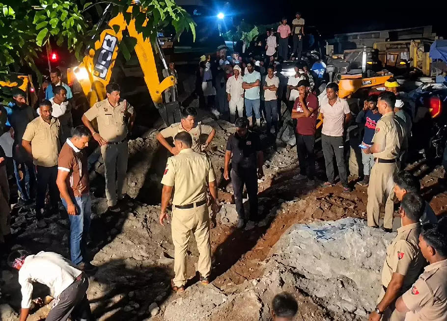 Borewell Rescue : सीही गांव में खुले बोरवेल में गिरी बच्ची, पुलिस-दमकल की टीमें रेस्क्यू में जुटीं Borewell Rescue : सीही गांव में खुले बोरवेल में गिरी बच्ची, पुलिस-दमकल की टीमें रेस्क्यू में जुटीं