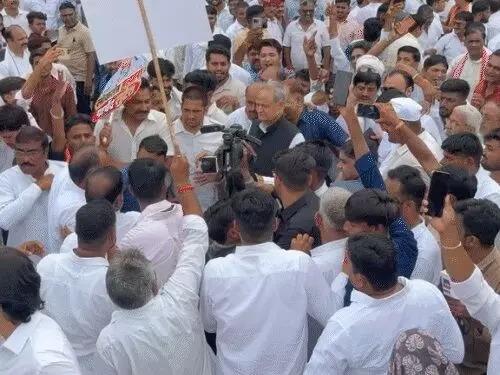 ‘वोट चोरी’ के मुद्दे पर जयपुर में कांग्रेस का प्रदर्शन, गहलोत-डोटासरा समेत कई नेता हिरासत में, पुलिस और प्रदर्शनकारियों के बीच झड़प ‘वोट चोरी’ के मुद्दे पर जयपुर में कांग्रेस का प्रदर्शन, गहलोत-डोटासरा समेत कई नेता हिरासत में, पुलिस और प्रदर्शनकारियों के बीच झड़प