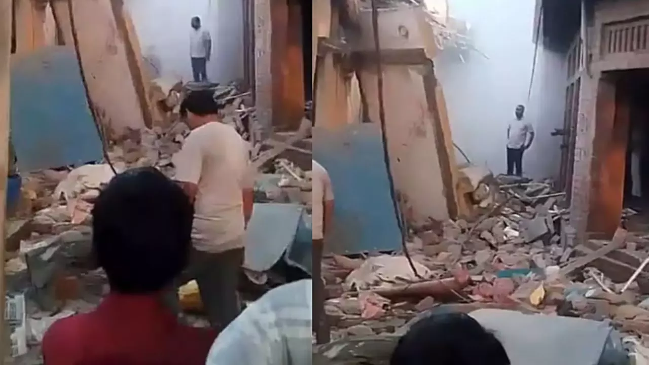 Fatehpur House Collapse: सिलेंडर ब्लास्ट के बाद दो मंजिला मकान गिरा, 10 से ज्यादा लोगों के दबे होने की आशंका, रेस्क्यू जारी Fatehpur House Collapse: सिलेंडर ब्लास्ट के बाद दो मंजिला मकान गिरा, 10 से ज्यादा लोगों के दबे होने की आशंका, रेस्क्यू जारी