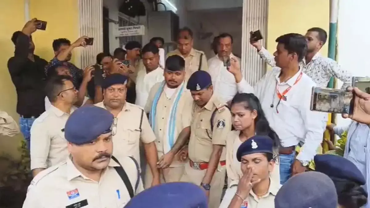 Surajpur Double Murder Case : प्रधान आरक्षक की पत्नी-बेटी हत्याकांड में कोर्ट का बड़ा फैसला, 4 आरोपी दोषी, 8 अक्टूबर को होगा सजा का ऐलान Surajpur Double Murder Case : प्रधान आरक्षक की पत्नी-बेटी हत्याकांड में कोर्ट का बड़ा फैसला, 4 आरोपी दोषी, 8 अक्टूबर को होगा सजा का ऐलान